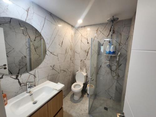 Ένα μπάνιο στο oR-Ya Suite - Bar Lavi