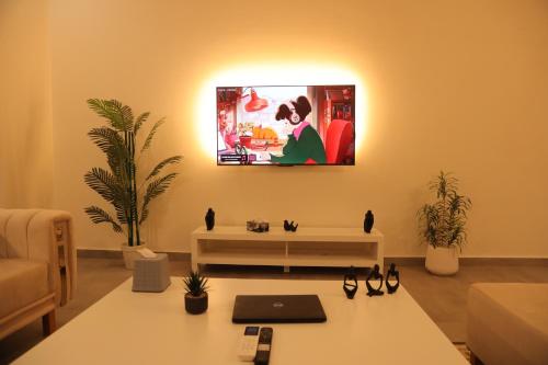 Televisyen dan/atau pusat hiburan di Cozy 2BHK Apartment Self Check-in, Islamabad - Urban Loft