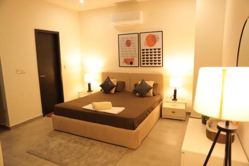 Ruang duduk di Cozy 2BHK Apartment Self Check-in, Islamabad - Urban Loft