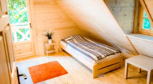 sypialnia z łóżkiem na poddaszu w obiekcie Sucholand w mieście Miedziana Góra