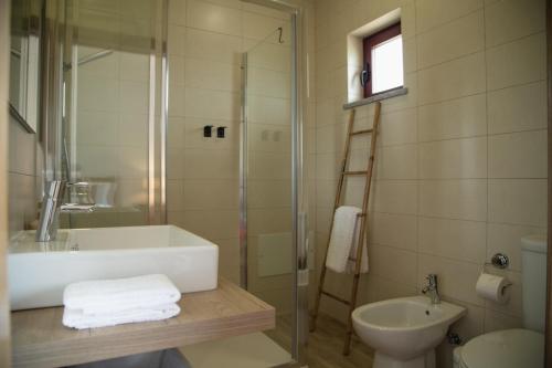 a bathroom with a tub and a sink and a toilet at Monte do Trancoso in Alvito