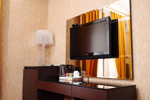 TV a/nebo společenská místnost v ubytování Maxim Pasha Hotel