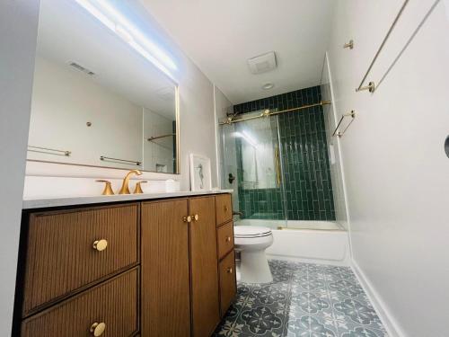 デューイ・ビーチにあるRodney avenue 107dの洗面台、トイレ、シャワー付きのバスルーム