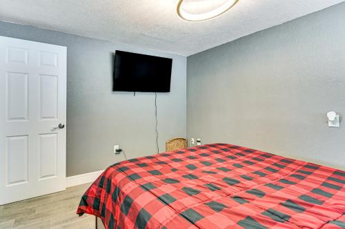 Una cama o camas en una habitación de Boat, Fish and Explore Hudson Home with Private Dock