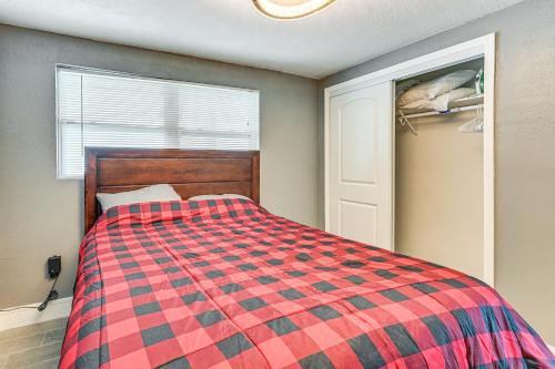 Una cama o camas en una habitación de Boat, Fish and Explore Hudson Home with Private Dock
