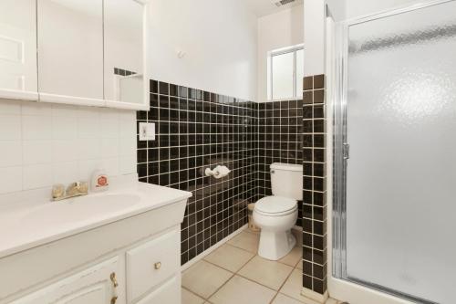 ein Badezimmer mit Toilette, Waschbecken und Dusche in der Unterkunft Cozy summit #2222 in Big Bear Lake