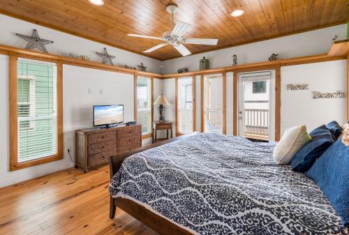 a bedroom with a bed and a ceiling fan at Eleventh Street in Mustang Beach