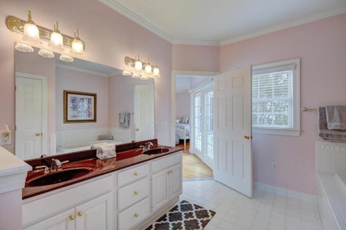 ein Badezimmer mit Waschbecken und großem Spiegel in der Unterkunft Robinsons drive 38223 in Rehoboth Beach