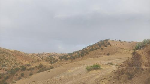 a dirt road in the middle of a mountain at واد بهت in Khemisset