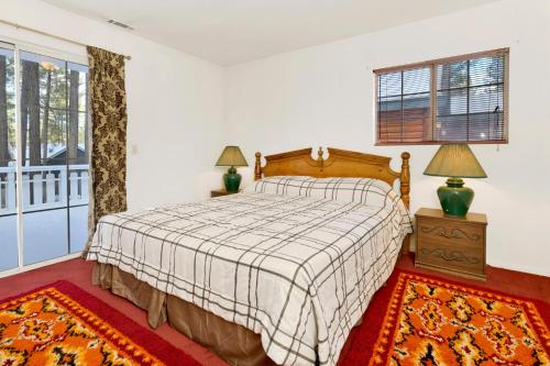 ein Schlafzimmer mit einem Bett und einem Fenster in der Unterkunft Cozy summit #2222 in Big Bear Lake