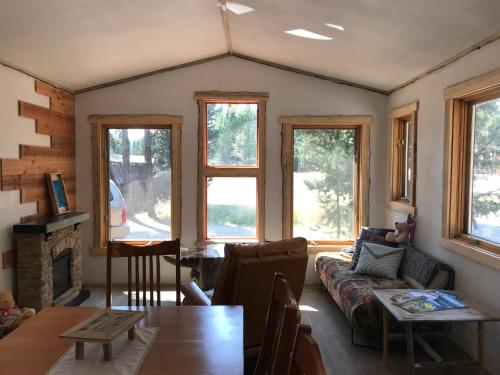un soggiorno con divano e camino di West Yellowstone Bed and Breakfast a West Yellowstone