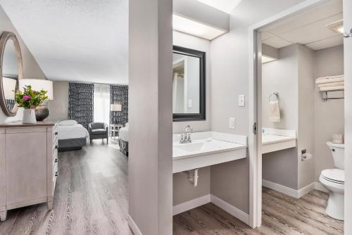 Un baño con lavabo, inodoro y espejo. en First Floor East Family Deluxe, en North East
