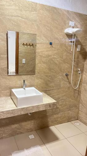 a bathroom with a sink and a shower at Casa obster barrinha in Barra Grande