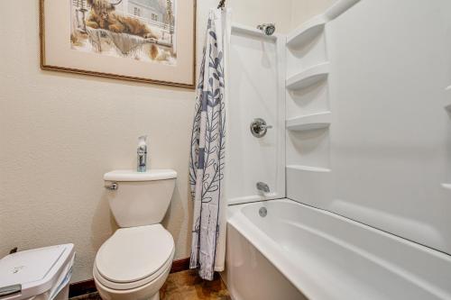 a bathroom with a toilet and a tub and a sink at Pet Friendly Daydreamers Guest Ranch on 60 Acres in Lingle