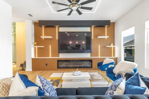 Zona de estar de Blissful Escape-Lux Modern 3BR Home Pool,Heated Spa and Mini Golf
