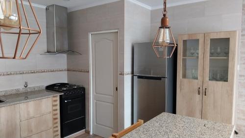 Una cocina o cocineta en Apart Los Tilos