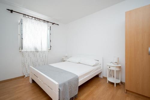 Postel nebo postele na pokoji v ubytování Apartments with swimming pools Zubovici, Pag - 9365