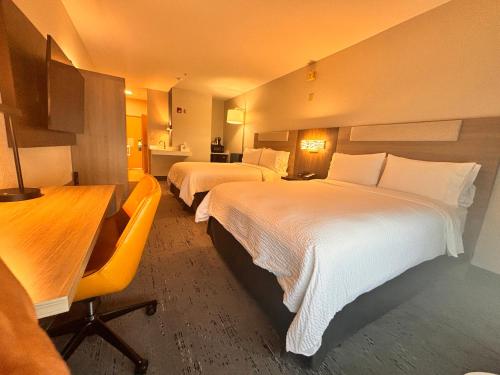 a hotel room with two beds and a desk at Holiday Inn Express Berkeley by IHG in Berkeley