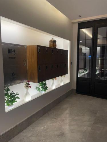 een kamer met een plank met potplanten erop bij أركان نموذجية in Riyad