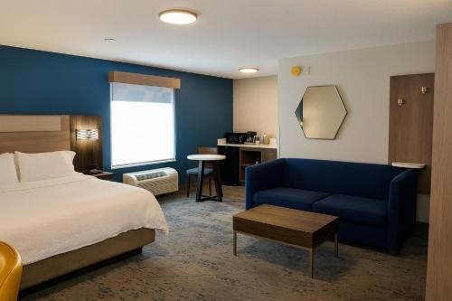 Ένα ή περισσότερα κρεβάτια σε δωμάτιο στο Holiday Inn Express & Suites Alliance by IHG
