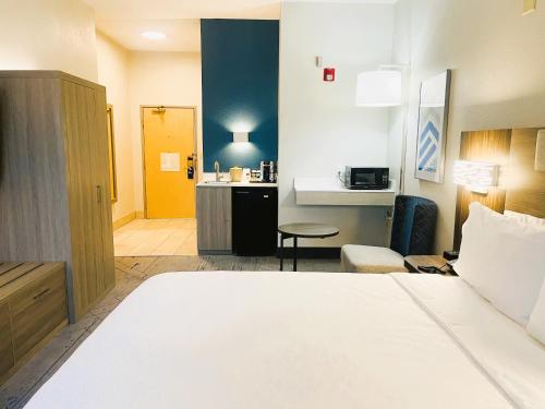 a hotel room with a large bed and a desk at Holiday Inn Express Berkeley by IHG in Berkeley