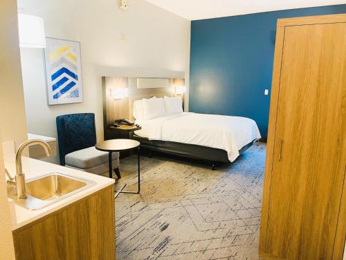 a hotel room with a bed and a sink at Holiday Inn Express Berkeley by IHG in Berkeley