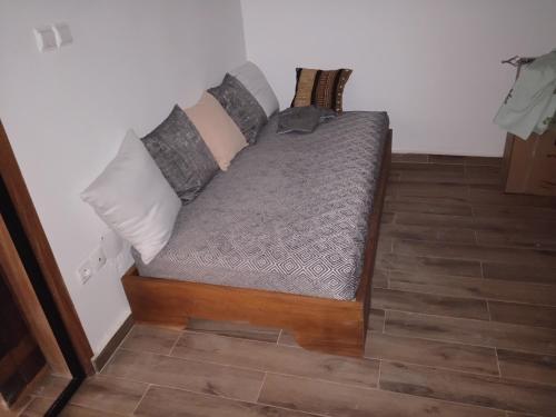 un sofá con almohadas en una habitación en Villa Awa, en Rufisque