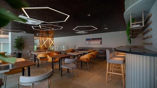 Ein Sitzbereich in der Unterkunft Beach Class Meireles Studio Mobiliado