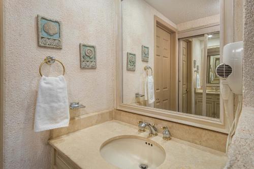 a bathroom with a sink and a mirror at Princesa De Penasco in Punta Penasco New
