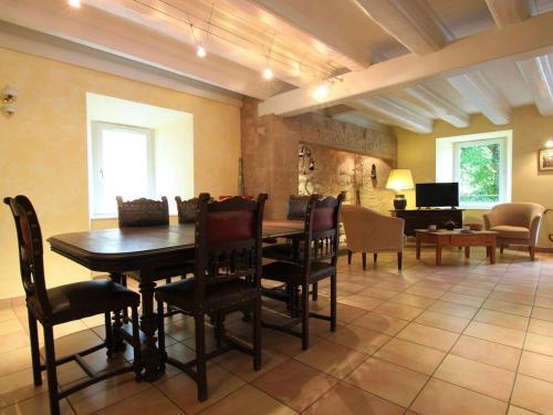 une salle à manger avec une table et des chaises dans l'établissement Maison spacieuse avec grande cour et terrasse, parfait pour familles, proche St-Paulien et Allègre. - FR-1-582-306, à Vernassal