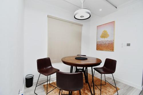 Un comedor con mesa y sillas en Chanan Court Apartment, en Accra