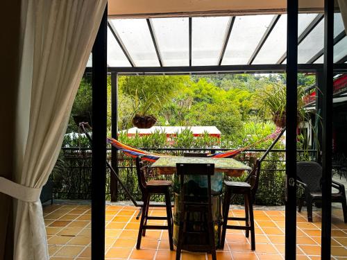 a screened in porch with a table and chairs at Tierra Maravilla in Salento