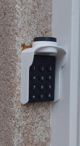 a remote control sitting on the side of a door at Casa das Olarias in Castelo Branco