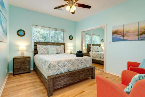 Un dormitorio con una cama y un ventilador de techo. en Tortuga Inn, en Galveston