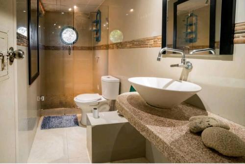 Ένα μπάνιο στο Caribbean House, W/Pool, 5 minutes to the beach