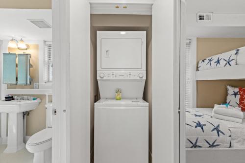 Koupelna v ubytování Seabatical! 3BR 2BA Coastal Retreat for 8 – Relax, Unwind, and Recharge