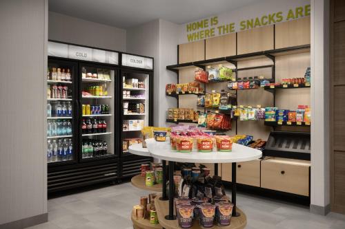 Supermarket nebo jiné obchody v  hotelu nebo okolí