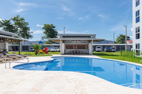 una piscina frente a un edificio en Viva Jaco, en Jacó