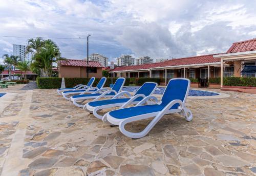 ハコにあるVillas Paraiso B52の青と白のラウンジチェアが並ぶパティオ