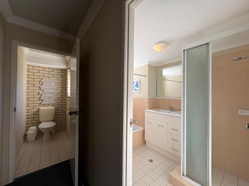 Ένα μπάνιο στο White Opal Unit 4