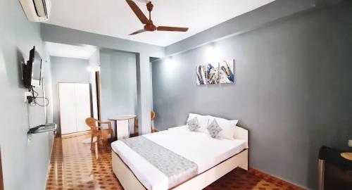 a bedroom with a bed and a ceiling fan at Jacksons Beach House Calangute in Calangute