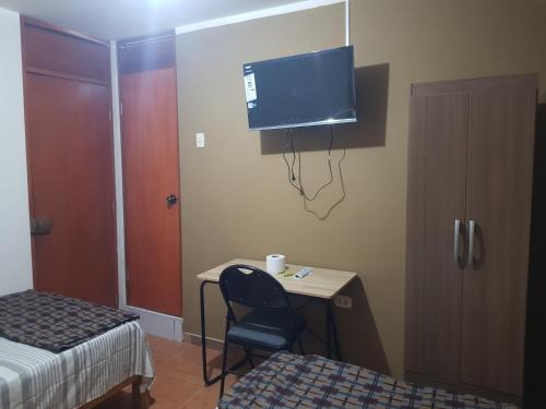 Μια τηλεόραση ή/και κέντρο ψυχαγωγίας στο Habitación doble privada en Talara Centro