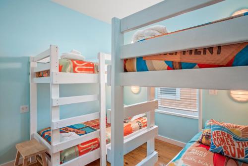 a bunk bed room with two bunk beds at Eleventh Street in Mustang Beach