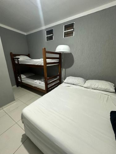 Postel nebo postele na pokoji v ubytování POUSADA OHANA, SUITES ao LADO DO SESC BERTIOGA, e PROXIMO A PRAIA