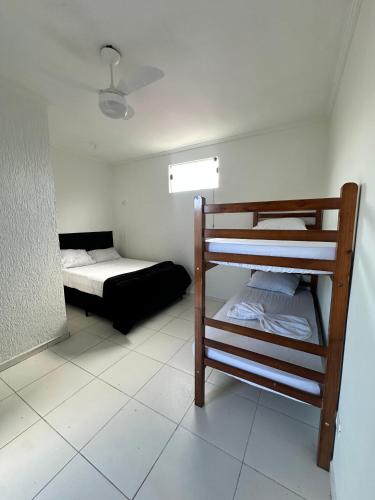 Postel nebo postele na pokoji v ubytování POUSADA OHANA, SUITES ao LADO DO SESC BERTIOGA, e PROXIMO A PRAIA