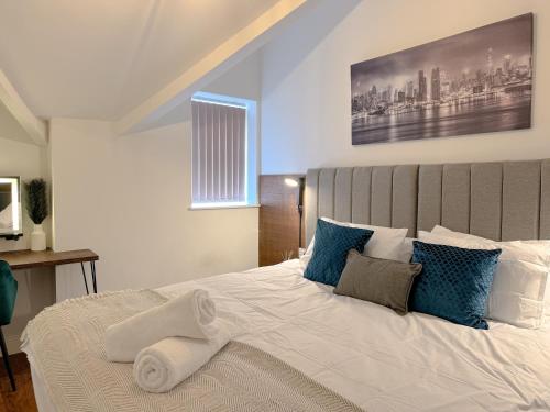 En eller flere senge i et værelse på Central & Modern 2 Bedroom City Apartment