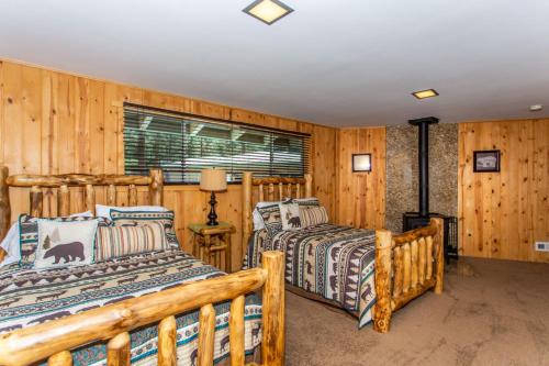 Postel nebo postele na pokoji v ubytování Big Bear Splash