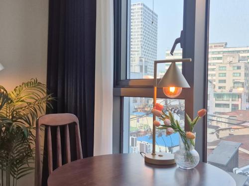 Φωτογραφία από το άλμπουμ του Rest, Sofa Bed City View Bidet Water Purifier in the heart of Seoul στη Σεούλ