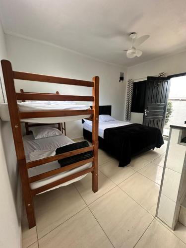 Postel nebo postele na pokoji v ubytování POUSADA OHANA, SUITES ao LADO DO SESC BERTIOGA, e PROXIMO A PRAIA