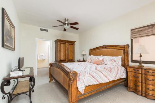 ein Schlafzimmer mit einem Bett und einem Deckenventilator in der Unterkunft Sonoran Sea in Campo del Medio